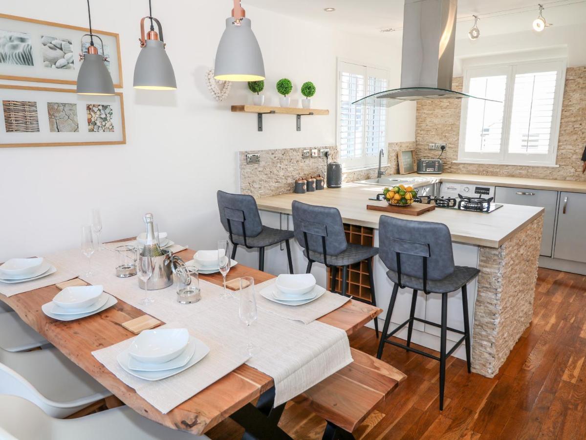 Bay View Villa Хоулихед Екстериор снимка