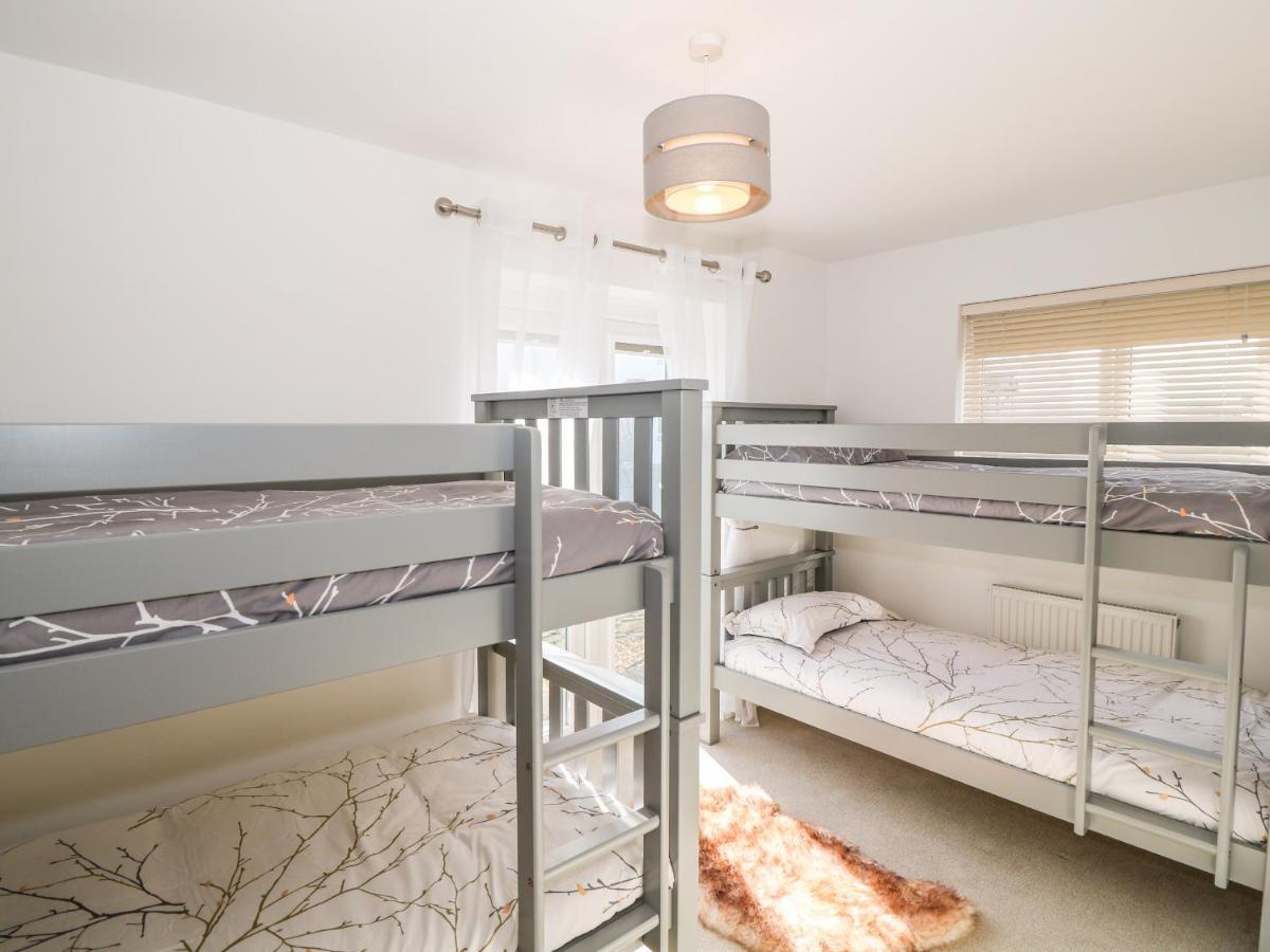 Bay View Villa Хоулихед Екстериор снимка