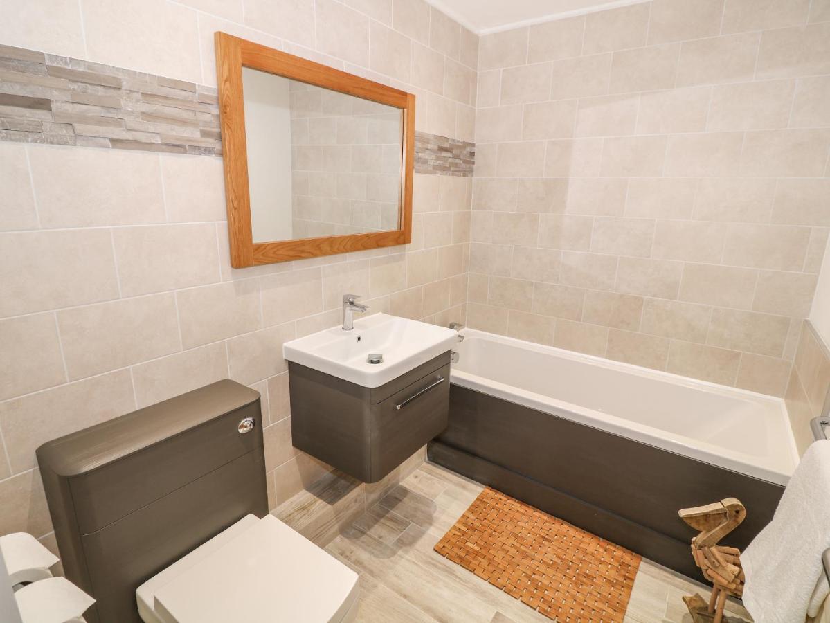 Bay View Villa Хоулихед Екстериор снимка