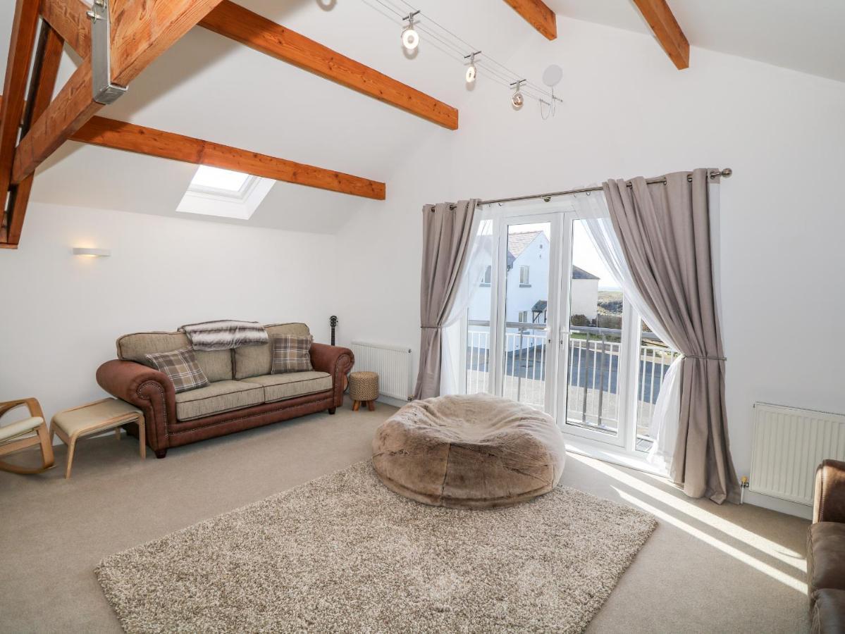 Bay View Villa Хоулихед Екстериор снимка