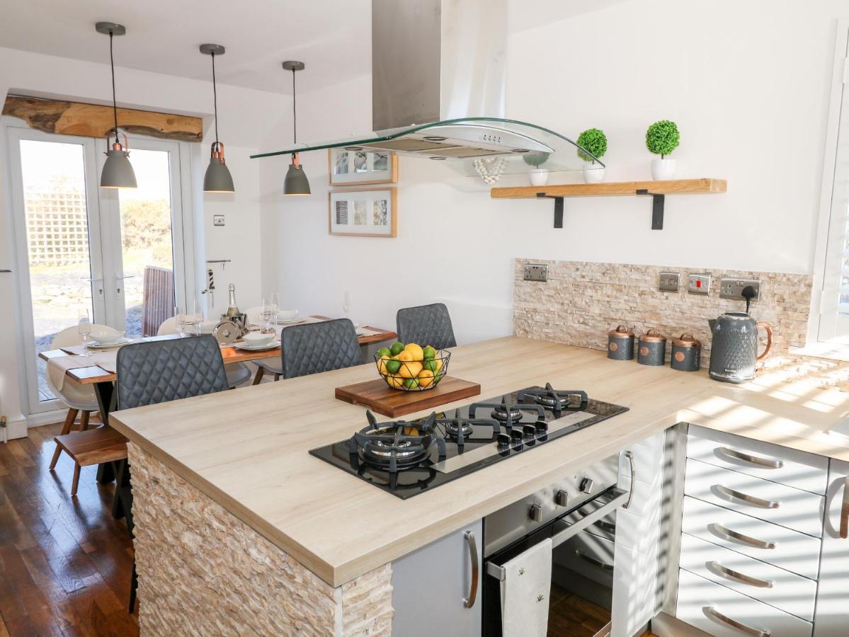 Bay View Villa Хоулихед Екстериор снимка