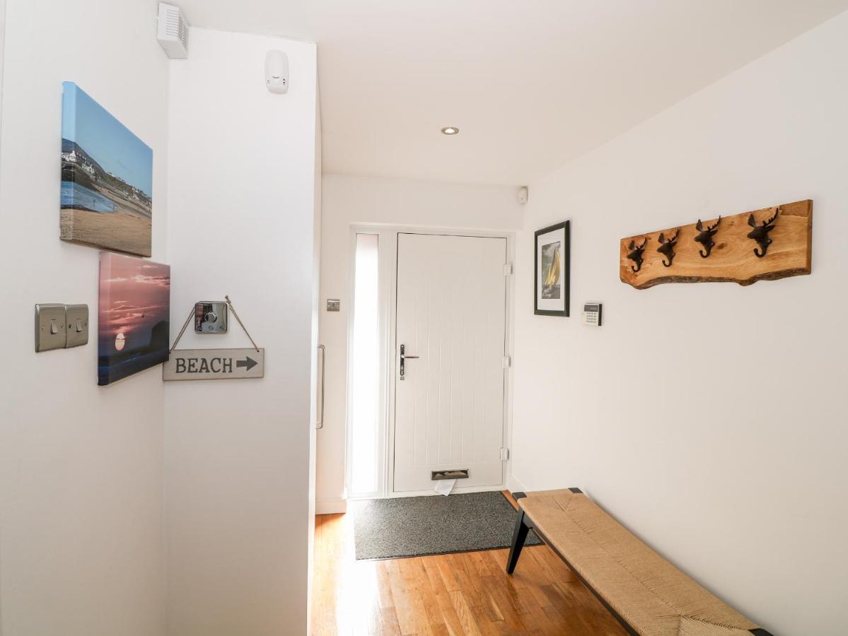 Bay View Villa Хоулихед Екстериор снимка